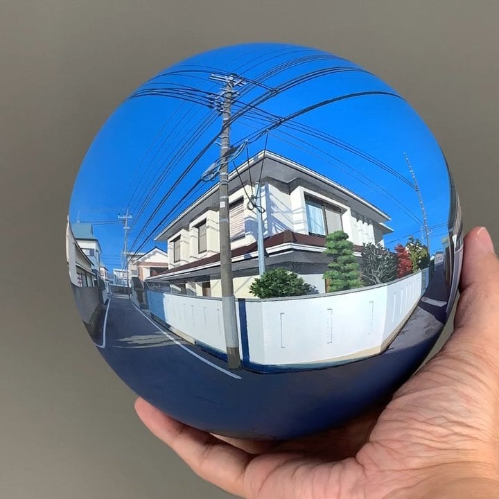 The Hyper-Realistic Spherical Paintings of Daisuke Samejima