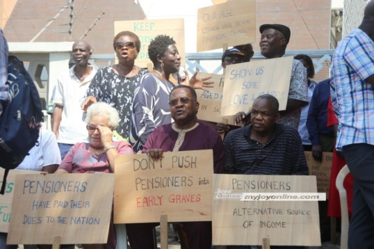 Pensioner Bondholders picket at Finance Ministry again