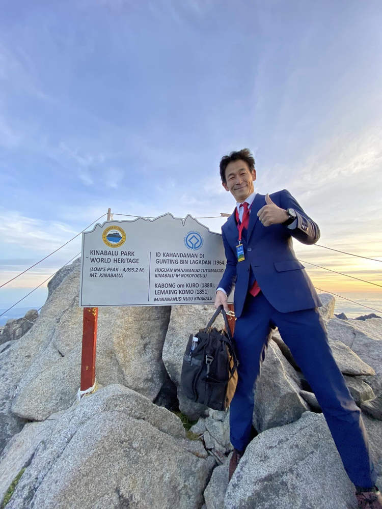 Man Climbs 4,100m Mountain in Three-Piece Suit and Leather Shoes