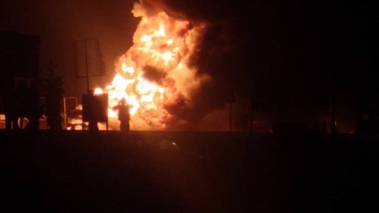 Firefighters use buckets to douse fire in Koforidua market as pump fails