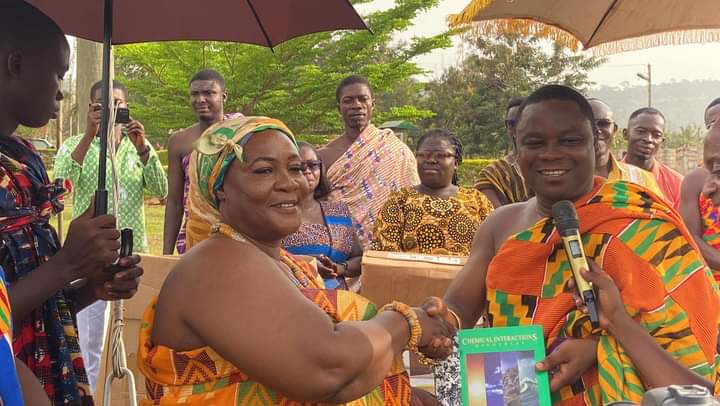 Asante Akyem ‘Adesuahene’ donates books, lab equipment to Agogo State College