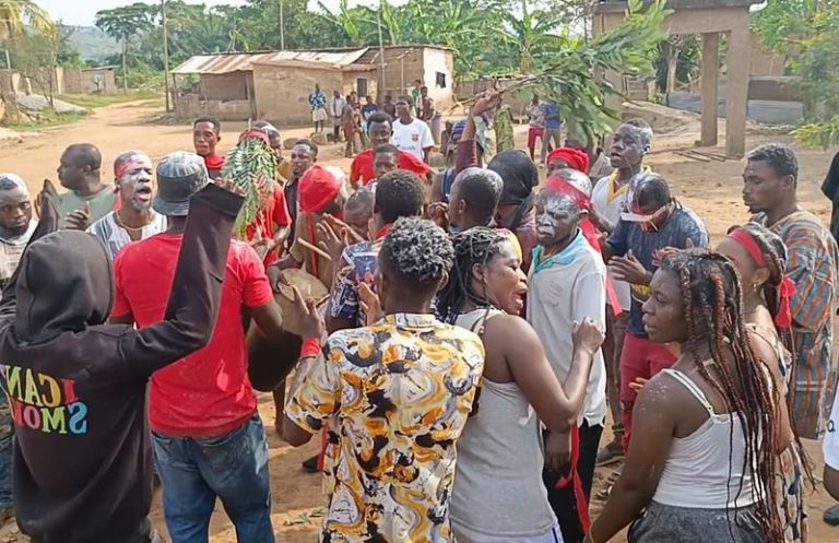 Angry Gomoa Toboase youth dethrones community leader over sale of cemetery lands [Video+Photos]