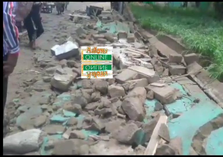 Four injured after cemetery wall collapses at Kasoa [Video]